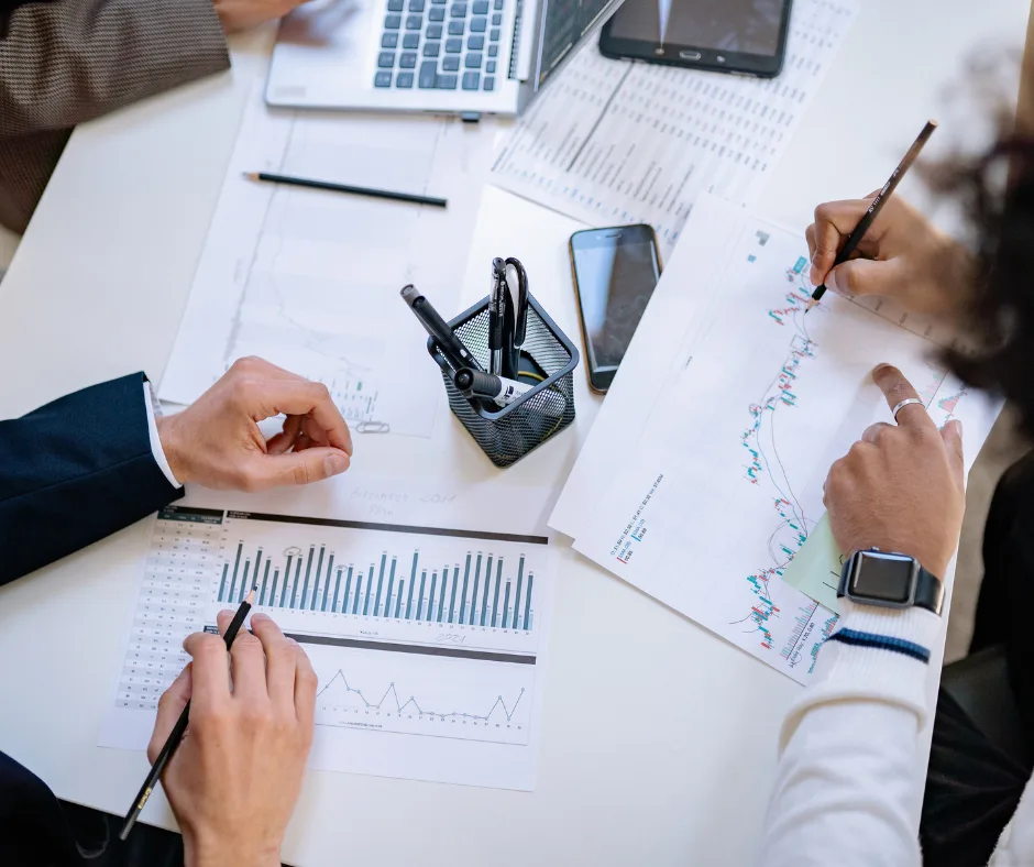 Asset Management – Analyse von Charts und Performance-Daten am Konferenztisch