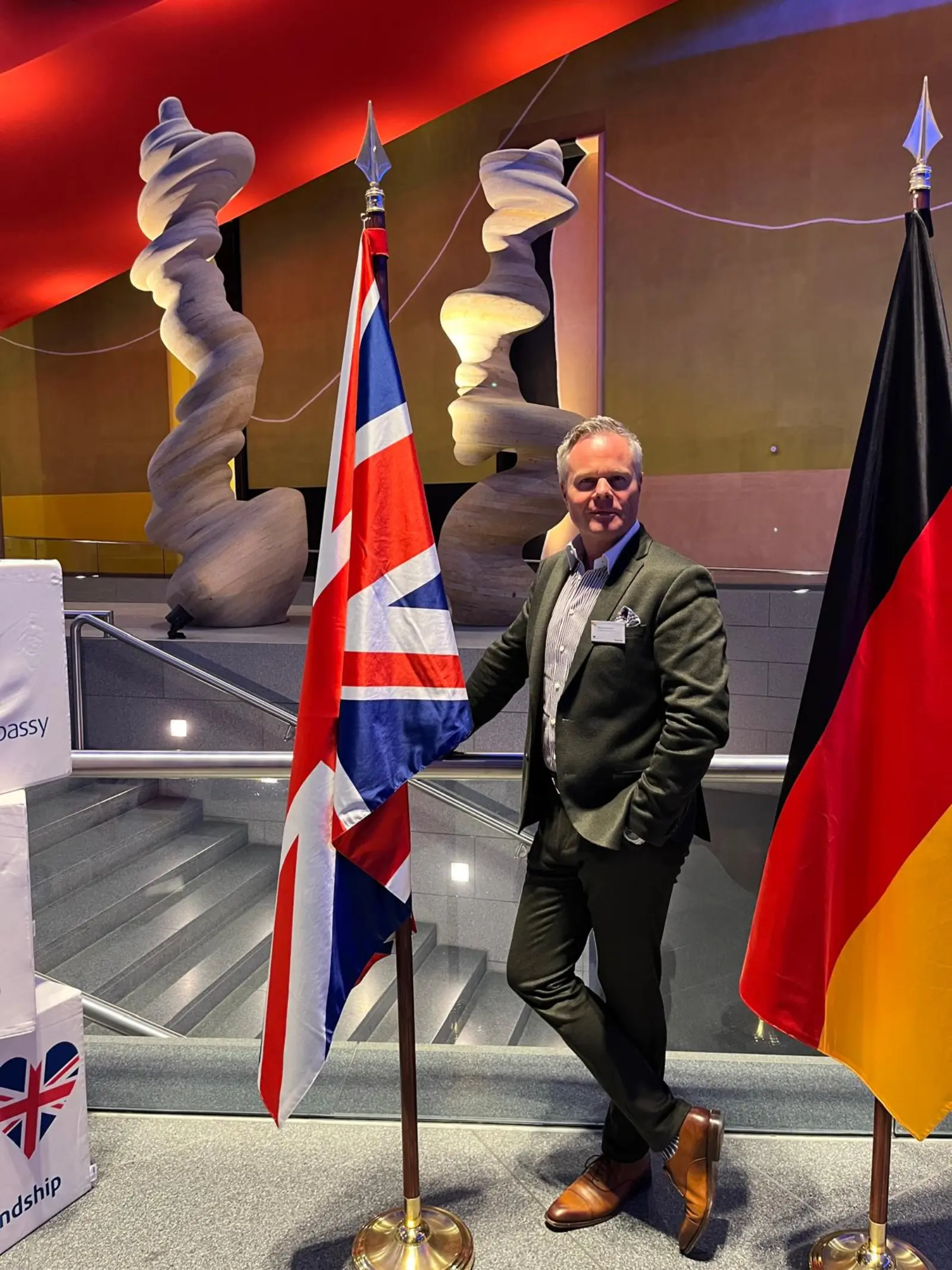 Niklas Horstmann zwischen britischer und deutscher Flagge