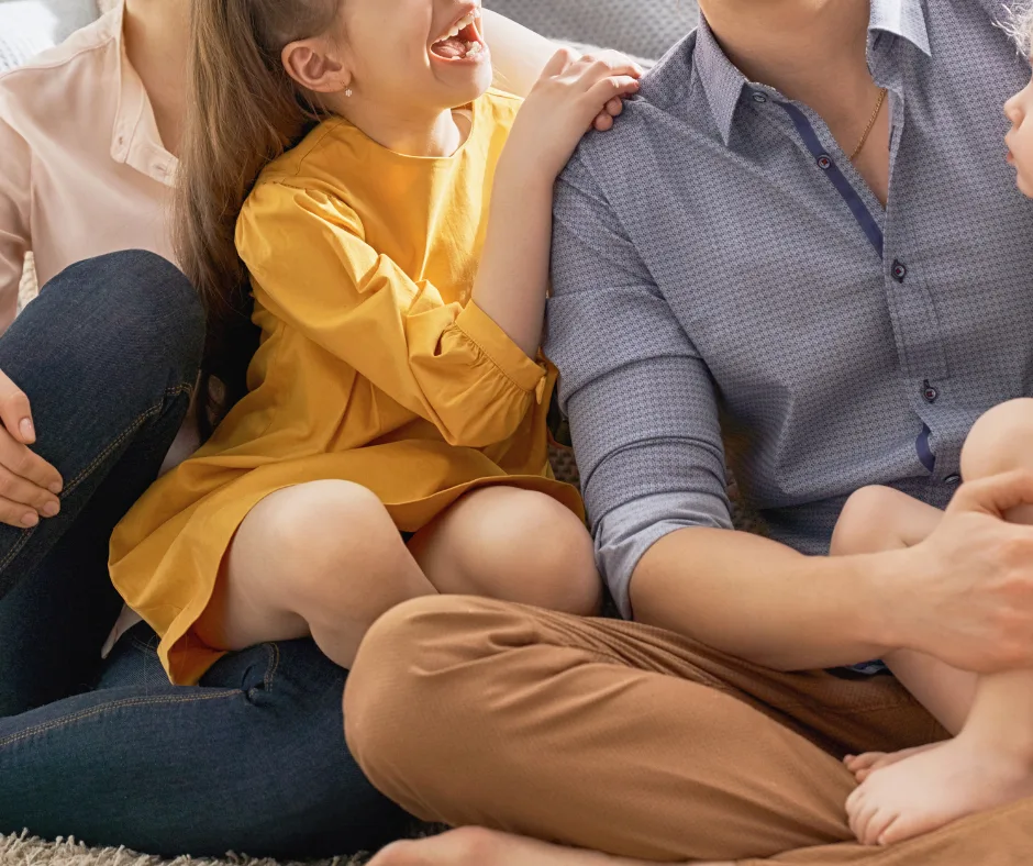 Familiensphäre – Eltern mit lachendem Kind, Nähe und Vertrauen im Familienalltag